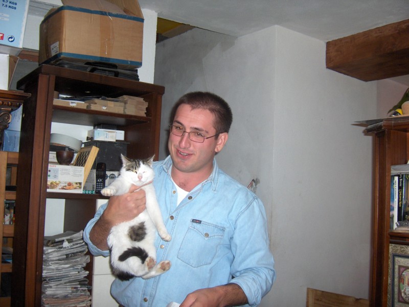 	Veterinar with Tres Jolie Cat	